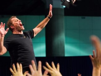 A day in the life of Tony Robbins, who sleeps 3 hours a night before waking up to an ‘adrenal support cocktail’ and a plunge into freezing water