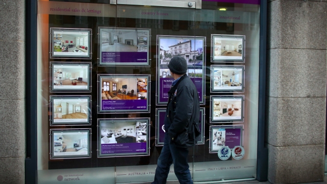 An estate agent reviews website is raising £50,000 to fight Purplebricks in court