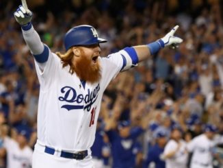 Justin Turner hits humongous walk-off home run to give Dodgers a 2-0 lead over the Cubs