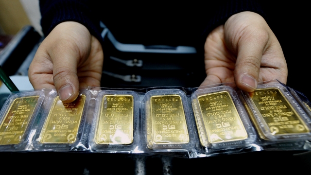 Metals Stocks: Gold extends climb above $1,300, bucking dollar’s move