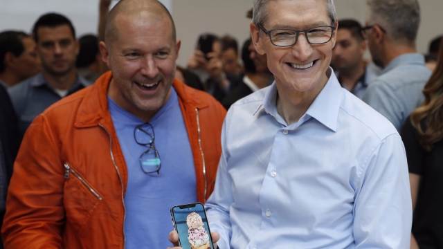 The iPhone 7 might be outselling Apple’s brand new iPhone 8 (AAPL)